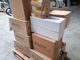 boîtes empilées les unes sur les autres sur une palette dans un entrepôt
