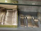 une vitrine contenant de l'argenterie et sur laquelle est posée de l'argenterie