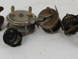tout un tas de pièces de moteur de différents types sur la table