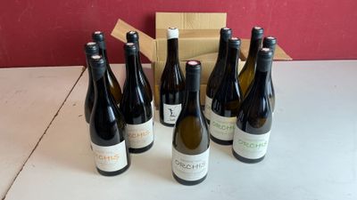 six bouteilles de vin posées sur une table à côté d'un carton