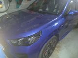la photo d'une voiture bleue garée dans un garage