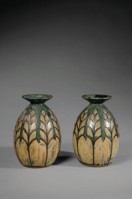 deux vases posés côte à côte sur une surface grise