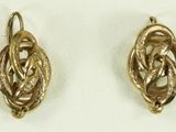 une paire de boucles d'oreilles en or ornées d'un motif en forme de nœud
