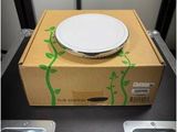 une assiette blanche posée sur une boîte en carton