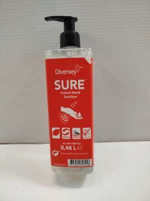 un flacon de gel hydroalcoolique posé sur une table