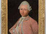 portrait d'un homme vêtu d'un manteau rose et aux cheveux blancs