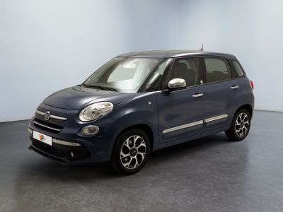 la petite voiture bleue est garée dans une grande pièce