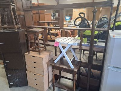 plusieurs meubles sont empilés dans une pièce