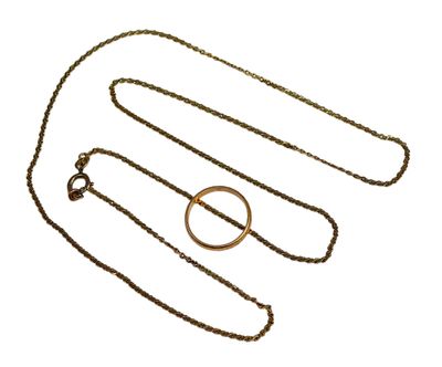 une photo d'un collier en or avec une bague suspendue à une chaîne