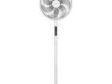 un ventilateur blanc sur pied, avec un socle blanc