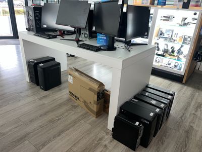 Lot de 6 écrans et 11 unités centrales d’ordinateurs  (sur une table d - Photo 1