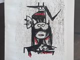 quelqu'un tient un dessin représentant un homme avec un chat sur la tête