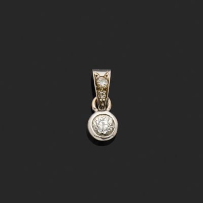 un pendentif orné d'un diamant unique, signé Van Cleef