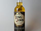 une bouteille de whisky « Long John » posée sur une surface blanche