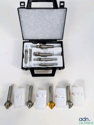 une image représentant un ensemble d'outils dans un coffret posé sur une surface blanche