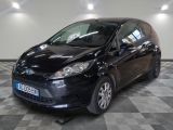 une photo d'une ford fiesta noire garée dans un garage