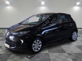 la photo d'une voiture noire garée dans un garage