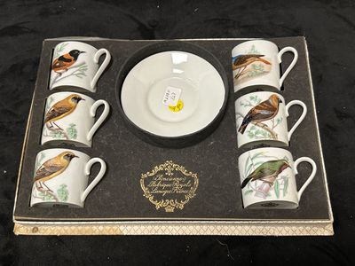 une photo d'un service de tasses à café et de soucoupes