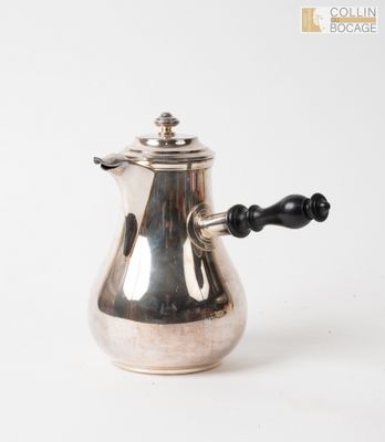 une cafetière en argent avec une poignée noire sur fond blanc