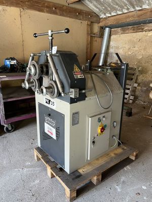 une machine posée sur une palette dans un garage