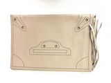 porte-monnaie en cuir beige sur lequel est dessiné un motif représentant une voiture