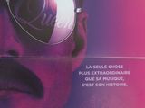 une affiche du film « Bohemian Rhapsody » mettant en scène un homme portant des lunettes de soleil