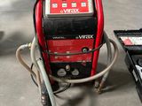 une photo d'un compresseur d'air portable rouge et noir dans un garage