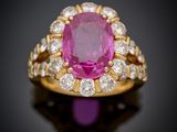 une bague en saphir rose et diamant
