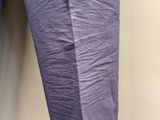 un gros plan sur les jambes d'une personne portant un pantalon violet