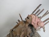 une sculpture représentant un animal mort posée sur une table