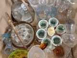 un panier rempli de verrerie et d'autres objets posé sur une table