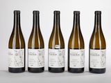 quatre bouteilles de vin sont alignées sur un fond blanc