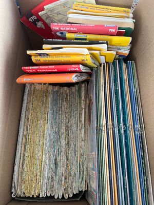 une boîte remplie de livres qui se trouvent dans une boîte