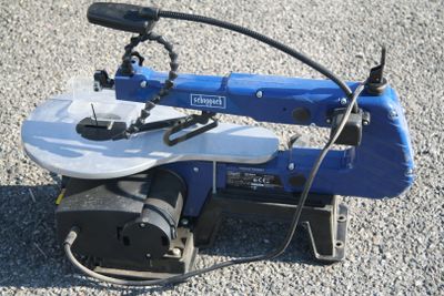 une machine bleue et noire posée par terre