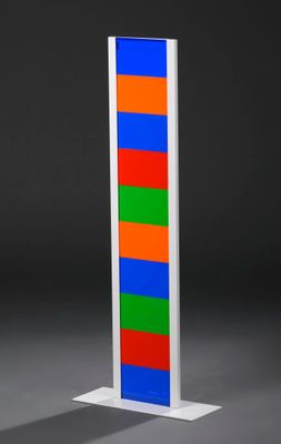 une grande tour construite avec des briques Lego