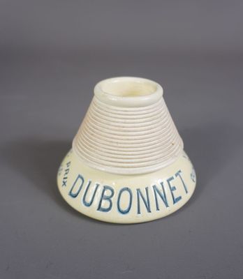 un vase blanc avec une inscription bleue sur fond gris