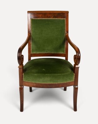 une chaise verte avec une structure en bois et une assise recouverte de velours vert