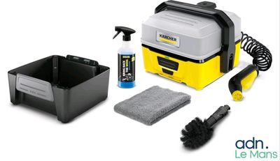 un gros plan d'un kit de nettoyage jaune et noir sur fond blanc