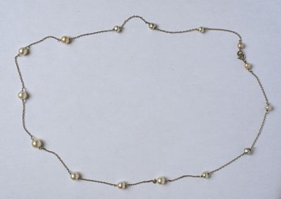 Chaîne en or platine (850/oo) à maille forçat, agrémentée de…