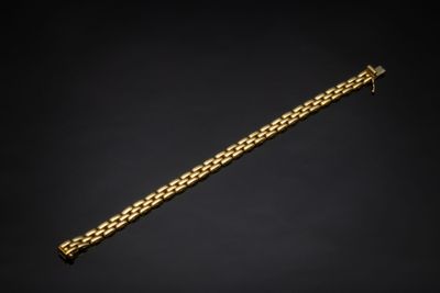 un bracelet en or sur fond noir