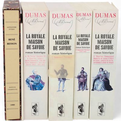 trois livres sont empilés sur une surface blanche