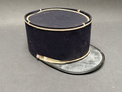 un chapeau noir orné d'un bandeau doré sur le dessus