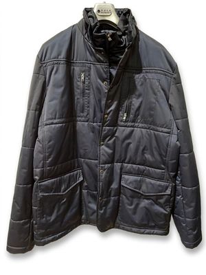 une veste noire sur un cintre, sur fond blanc