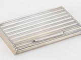 un étui à cigarettes ancien en argent sur fond blanc