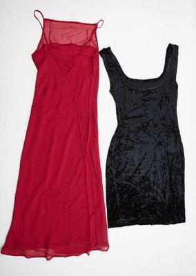deux robes noires et rouges posées sur une surface blanche
