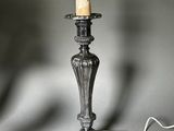 une bougie posée sur une table