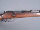 un vieux fusil avec un canon en bois et des viseurs métalliques