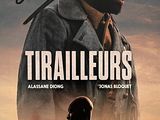 l'affiche du film « Traileurs », sur laquelle on voit un homme debout devant une montagne
