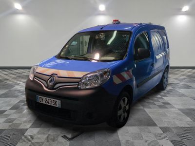 la photo d'une camionnette bleue garée dans une pièce