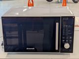 un micro-ondes posé sur un comptoir dans un magasin